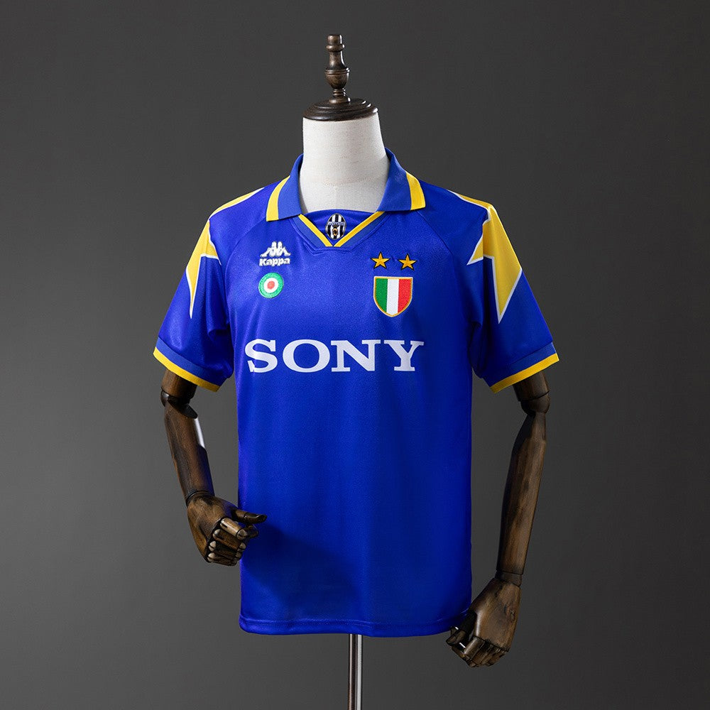 Juventus 1995/1997 Away Retro Kit