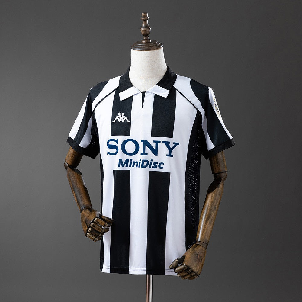 Juventus 1997/1998 Home Retro Kit