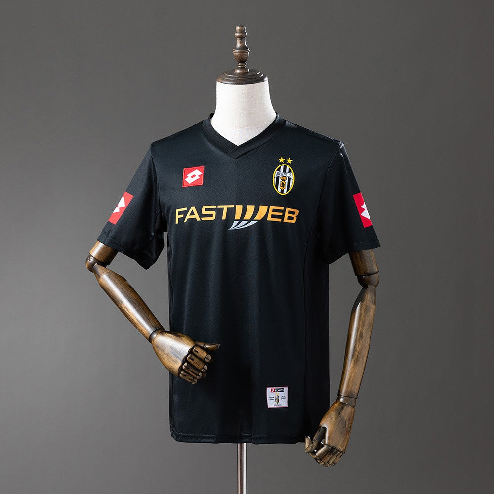 Juventus 2001/2002 Away Retro Kit